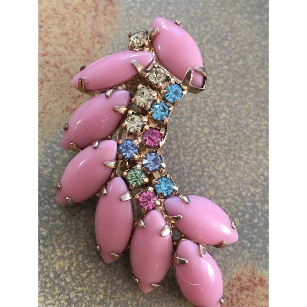 Vintage D&E JULIANA pink Milk Glass Feather Swirl AB Rhinestone clip earrings - Picture 4 of 5